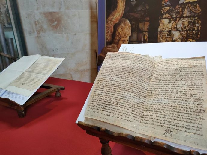 Dos de los documentos recuperados en la Catedral de Salamanca