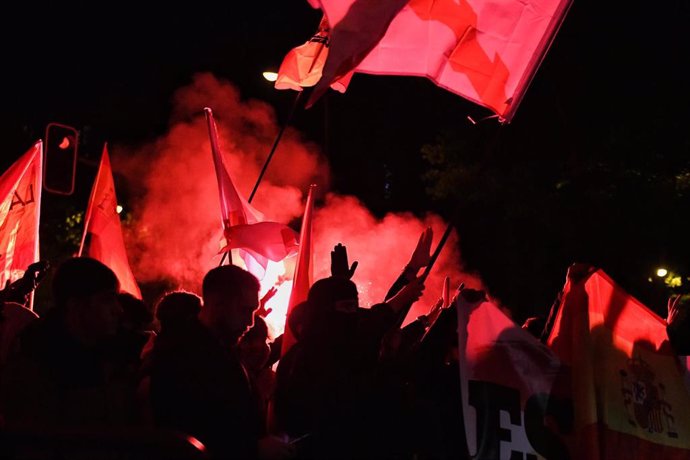 Decenas de manifestantes con banderas y bengalas durante una concentración en contra de la amnistía, frente a la sede del PSOE en la calle Ferraz, a 7 de noviembre de 2023, en Madrid (España).- Archivo