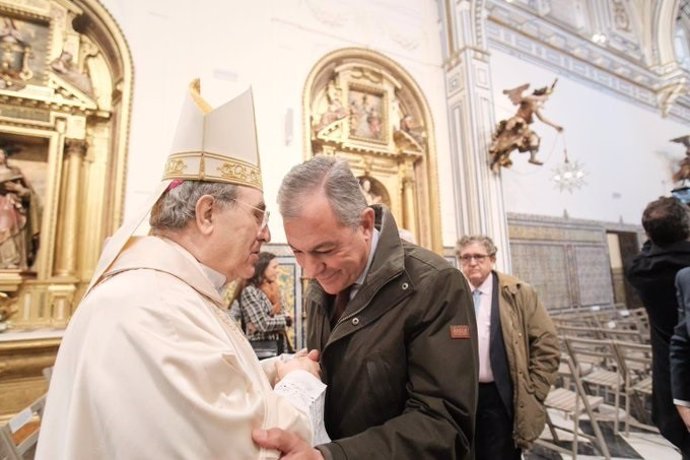 El arzobispo emérito de Sevilla, Juan José Asenjo, con el alcalde de la ciudad, José Luis Sanz.