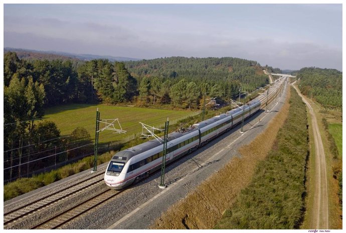 Archivo - Un tren circulando por una vía.