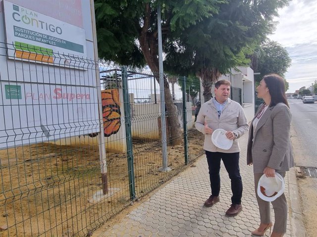 La diputada del Área de Cohesión Territorial, Teresa Jiménez, ha realizado una visita a Villaverde del Río (Sevilla) donde se ha reunido con el alcalde, José María Martín.