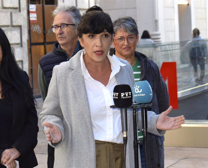 La coordinadora provincial de Izquierda Unida Málaga, Toni Morillas, en rueda de prensa