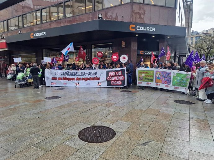 Imagen de educadoras infantiles en la manifestación de Vigo.