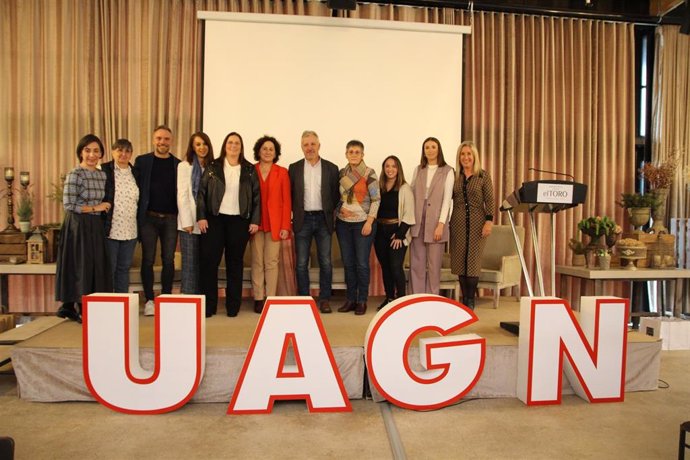UAGN reúne a medio centenar de mujeres para debatir sobre ámbito rural y progreso.