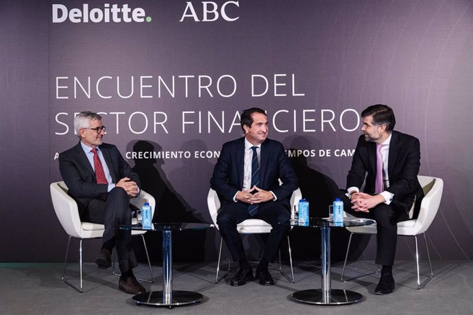 (I-D) El consejero delegado de Banco Santander España, Ángel Rivera, el consejero delegado de BBVA en España, Peio Belausteguigoitia, y el socio de Deloitte, Gerard Sanz, participan en la segunda jornada del XXX Encuentro del Sector Financiero.