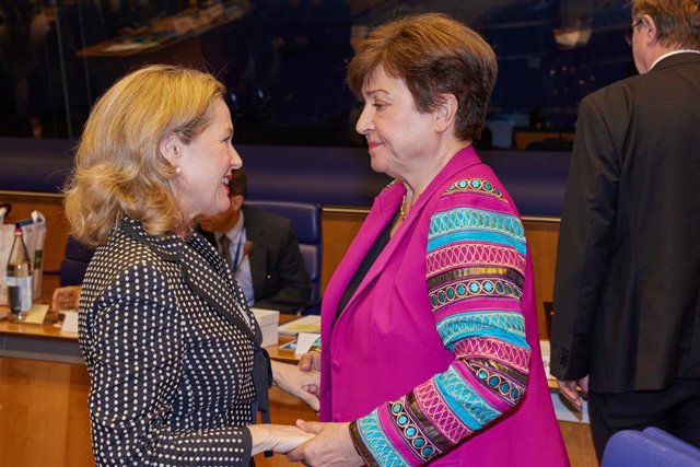 Archivo - Spain’s Vice-Prime Minister and Minister for Finance Nadia Calviño and Kristalina Georgieva (R) Director General of IMF (International Monetary Fund) pictured prior to the start of the Eurogroup meeting items the Eurogroup informal meeting of th