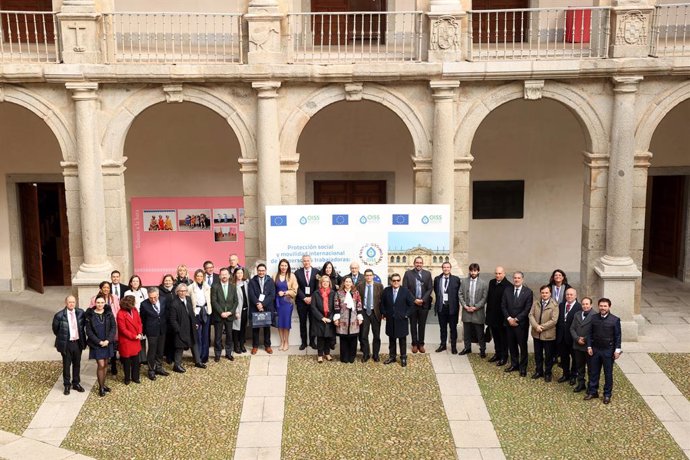 Foto de familia de los participantes en el encuentro: Protección social y movilidad internacional de las personas trabajadoras: Retos y buenas prácticas en la Unión Europea e Iberoamérica en la Universidad de Alcalá.