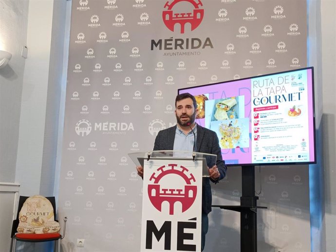 El delegado de Turismo, Felipe González, en rueda de prensa este miércoles