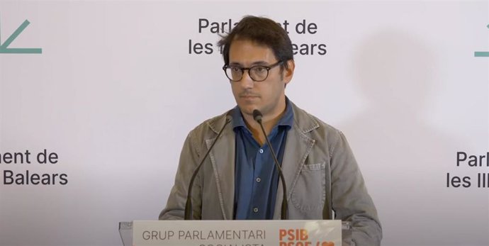 El portavoz del Grupo Parlamentario Socialista, Iago Negueruela, en rueda de prensa.