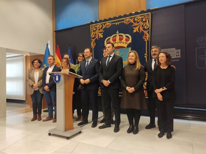 Adrián Barbón acompañado de todos los consejeros de Gobierno en la rueda de prensa para hacer balance de los cien primeros días de Gobierno.