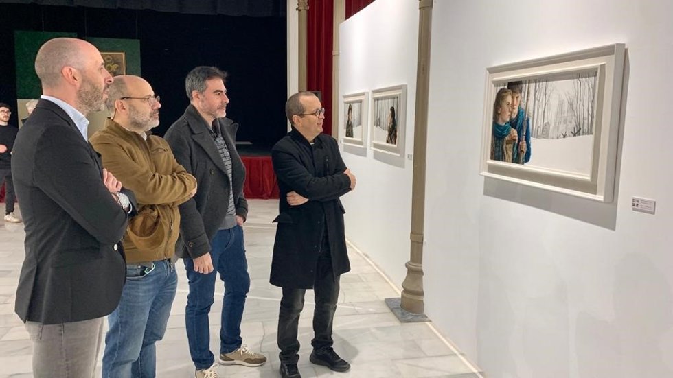 Eduardo Lucena (izda.), visita en el Teatro Cómico la muestra 'Retratos al límite', junto los pintores que exponen.