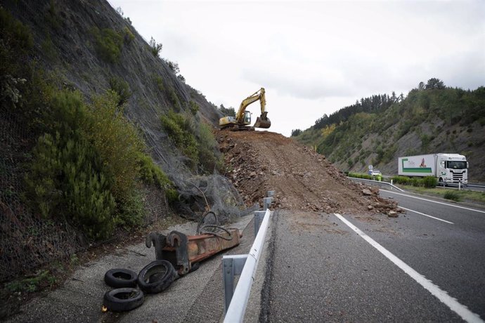 Una grúa trabaja en la limpieza del talud de la A6 a la altura de Becerreá, a 27 de octubre de 2023, en Becerreá, Lugo, Galicia (España).  El pasado miércoles, 25 de octubre, comenzaron los trabajos para la retirada de los escombros del derrumbe en Bece