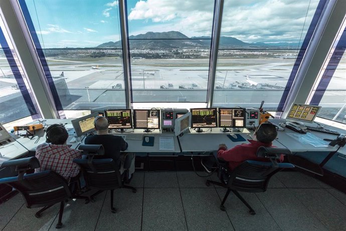 Archivo - Controladores de Enaire en la torre de control de Málaga