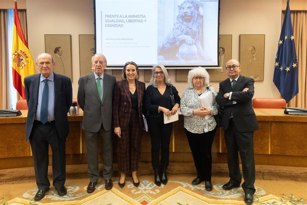 (I-D) Foto de familia, el jurista Enrique Gimbernat Ordeig; el jurista Tomás Ramón Fernández; la secretaria general del PP, Cuca Gamarra; la corresponsal política de 'El Mundo', Marisa Cruz; la jurista Teresa Freixes Sanjuán y el Doctor en Derecho José