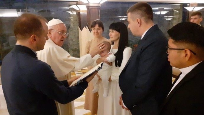 El Papa bautiza a un niño ucraniano en la Casa Santa Marta.