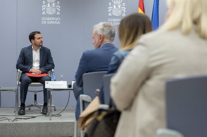 El ministro de Consumo en funciones, Alberto Garzón (1i), durante el acto de presentación del Estudio de prevalencia de juego 2022-2023, en la sede del Ministerio, a 20 de octubre de 2023, en Madrid (España). El estudio ha sido elaborado por la Dirección 