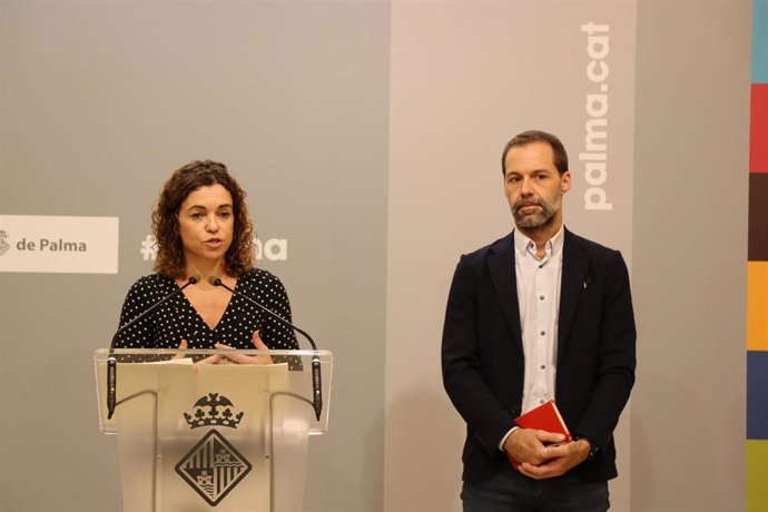 La portavoz del PSOE de Palma, Rosario Sánchez, y el concejal del PSOE Francisco Ducros, en rueda de prensa.