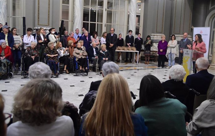 El Ayuntamiento de Valncia homenajea a personas centenarias de la ciudad