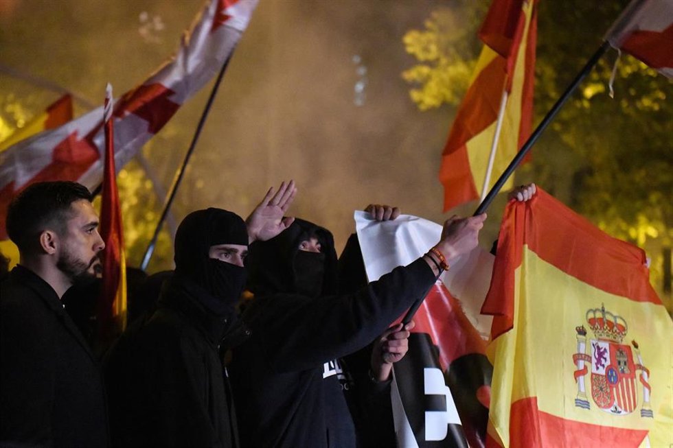 Decenas de manifestantes con banderas se enfrentan a la Policía, durante una concentración en contra de la amnistía, frente a la sede del PSOE en la calle Ferraz