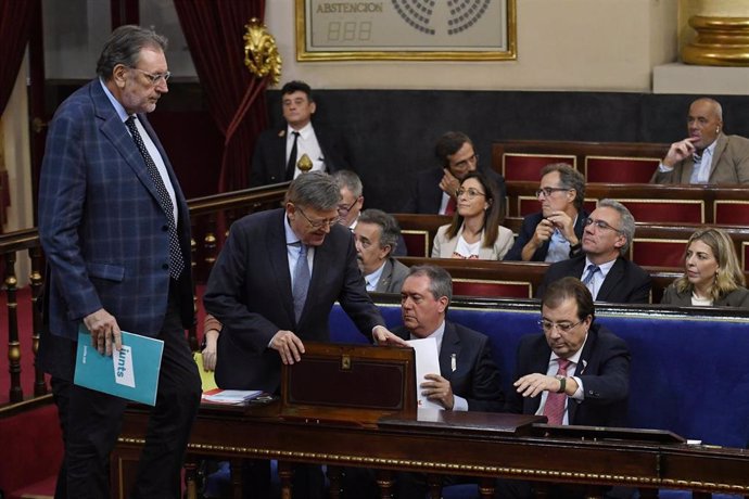 (I-D) El portavoz de Junts en el Senado, Josep Lluís Cleries; el secretario general del PSPV-PSOE, Ximo Puig; el secretario del PSOE-A, Juan Espadas, y el secretario de Política Autonómica del PSOE y vicepresidente segundo del Senado, Guillermo Fernánde