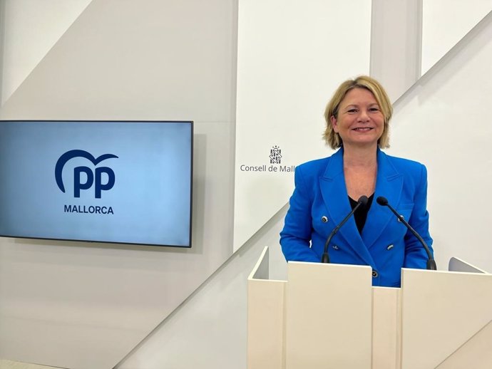 La portavoz del grupo de consellers del PP en el Consell de Mallorca, Núria Riera, en una rueda de prensa (imagen de archivo).