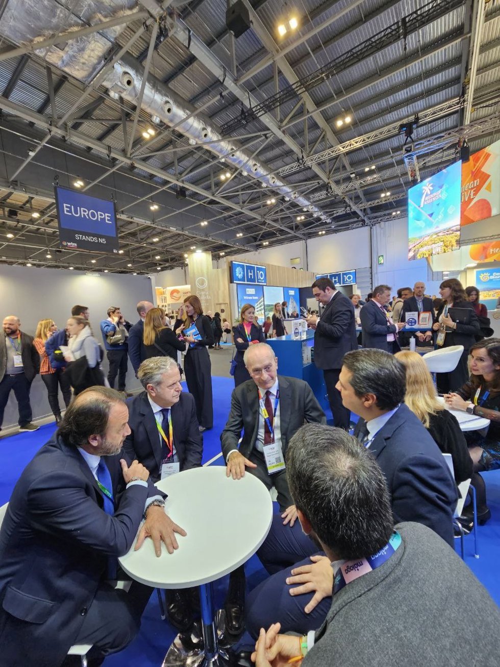 Reunión en la Feria Internacional de Turismo World Travel Market en Londres entre José María Bellido, Francisco de la Torre, Salvador Fuentes y Daniel García Ibarrola.