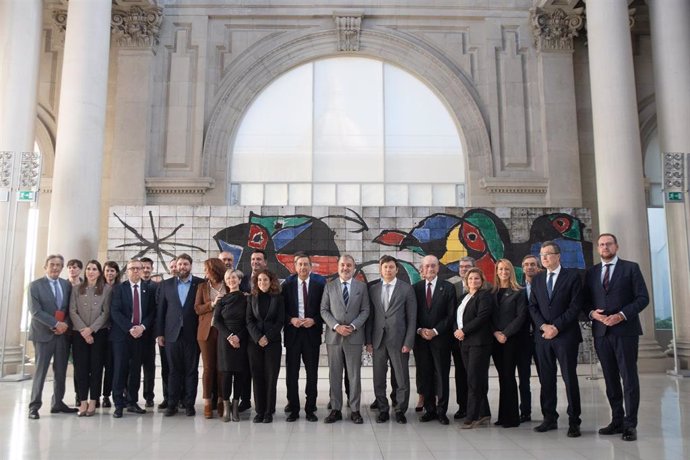 Foto de familia de los asistentes a la presentación de la declaración de ciudades de la Cumbre de Alcaldes Europeos, en el Smart City Expo.