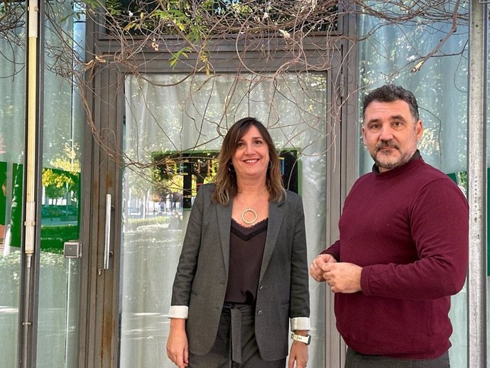 La portavoz del grupo municipal del PSOE en el Ayuntamiento de Zaragoza, Lola Ranera, y el concejal del PSOE, Paco Galán