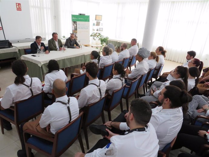 El delegado de Empleo, Empresa y Trabajo Autónomo de la Junta en Huelva, Juan Carlos Duarte, y  el secretario provincial del Servicio Andaluz de Empleo (SAE), Ricardo Panzuela, han inaugurado el nuevo curso de la Escuela de Hostelería de Islantilla.