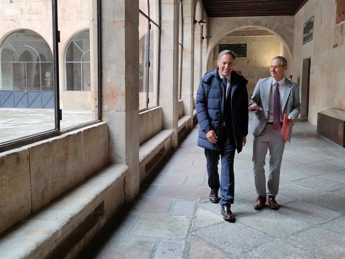 El presidente del PP de Salamanca Carlos García Carbayo, en un encuentro con el rector de la USAL, Ricardo Rivero, este miércoles, en su condición de alcalde de la ciudad