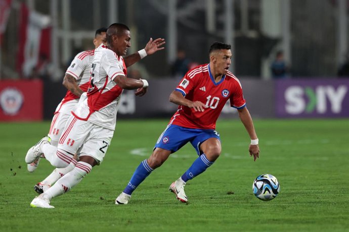Futbol, Chile vs Peru Tercera fecha, eliminatorias al mundial 2026. El jugador de la seleccion chilena Alexis Sanchez, derecha, disputa el balon contra Peru durante el partido de clasificacion al mundial 2026 realizado en el estadio Monumental de