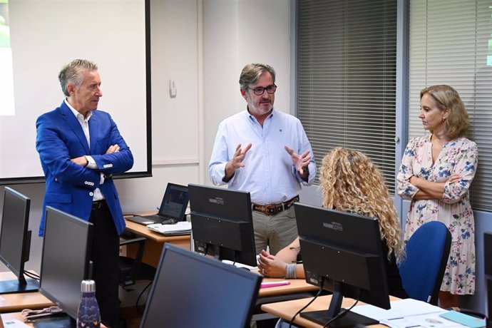 Archivo - El concejal de Desarrollo Económico de Tomares, Eloy Carmona, inaugura el Curso Gestión de Aprovisionamiento, control de Almacén y Facturación.