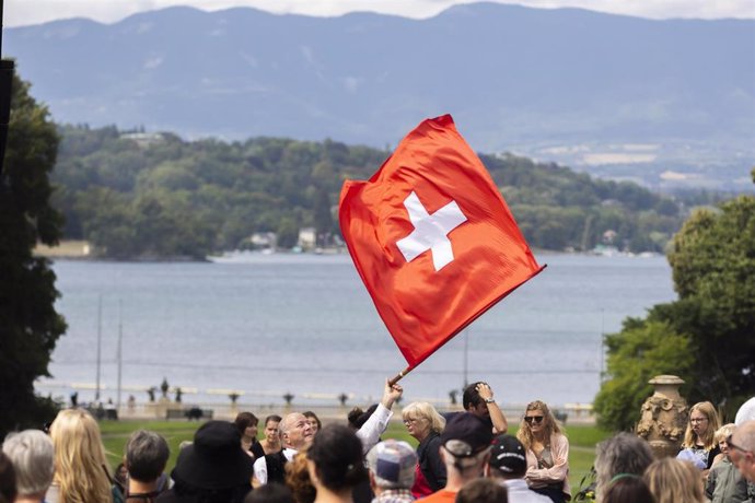 Archivo - Bandera de Suiza durante la celebración del día nacional