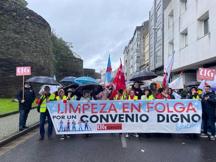 Un centenar de trabajadoras del sector de la limpieza de edificios y locales de la provincia de Lugo se manifiestan frente al edificio sindical tras 24 días de huelga indefinida, en Lugo, a 8 de noviembre de 2023.