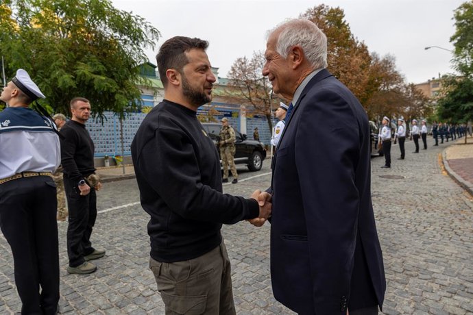 Archivo - HANDOUT - 01 October 2023, Ukraine, Kiev: EU High Representative for Foreign Affairs and Security Policy Josep Borrell (R) shakes hands with Ukrainian President Volodymyr Zelensky during the Day of Defenders ceremony in Kiev. Photo: Johanna Le