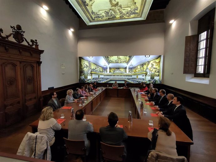 Reunión intesintitucional entre el Ayuntamiento de Salamanca y la USAL en el aula Francisco de Vitoria