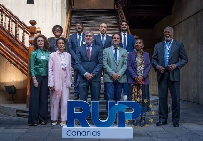 Foto de familia de los presidentes y presidentas de las nueve Regiones Ultraperiféricas de la UE