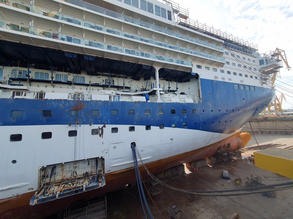 Barco incendiado en los astilleros de Navantia