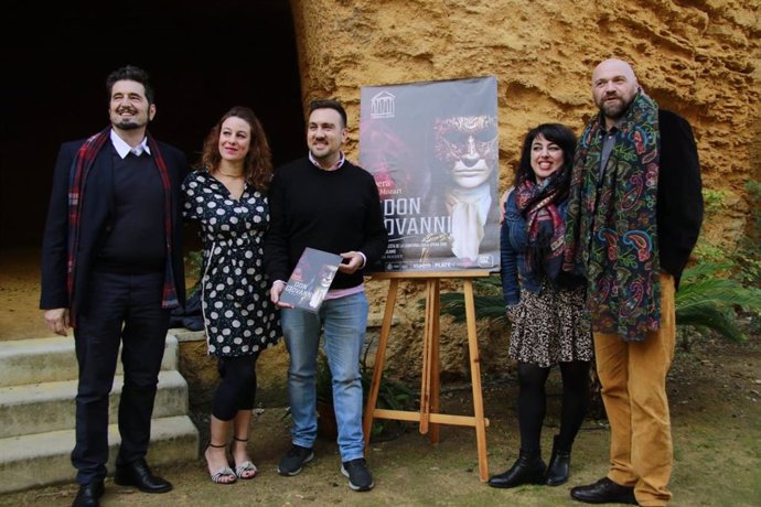 El delegado de Cultura del Ayuntamiento de Alcalá de Guadaíra, Christopher Rivas, ha presentado este miércoles la obra junto a sus intérpretes.