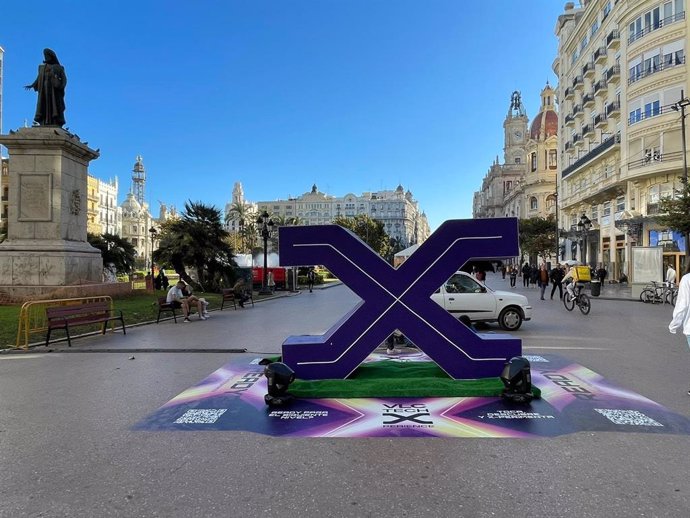 Preparativos del festival tecnológico VLC Tech X-perience en la plaza del Ayuntamiento de Valncia