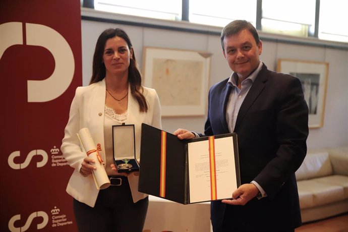 La especialista de alto rendimiento Lorena Torres recibiendo la medalla de bronce de la ROMD de manos de Víctor Francos, presidente del CSD.