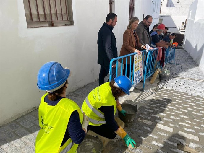 El responsable del Área de Cooperación de la Diputación de Cádiz, Javier Bello, supervisa los resultados de diferentes actuaciones en viario y servicios públicos emprendidas en Vejer