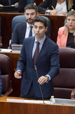 El consejero de Educación y Universidades, Emilio Viciana, interviene durante el pleno en la Asamblea de Madrid.