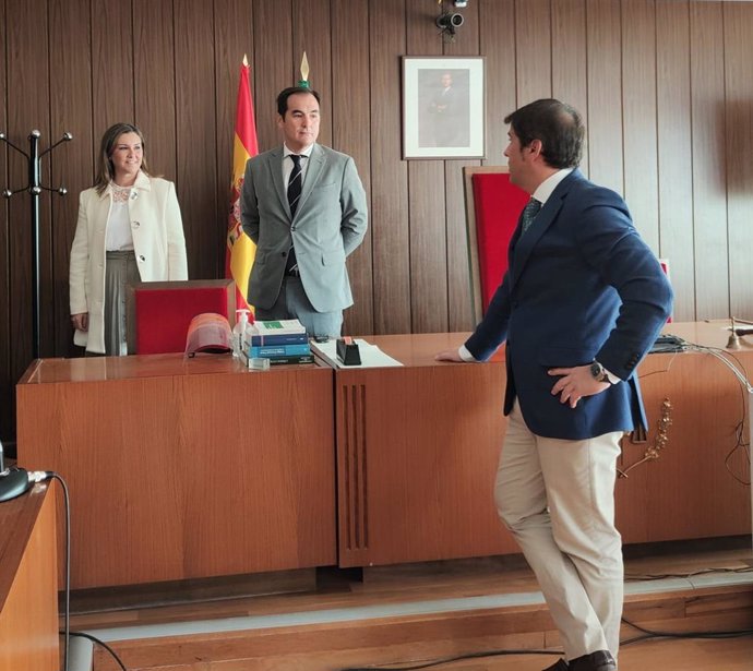 Nieto (centro), en su visita a la sede judicial de Montilla.