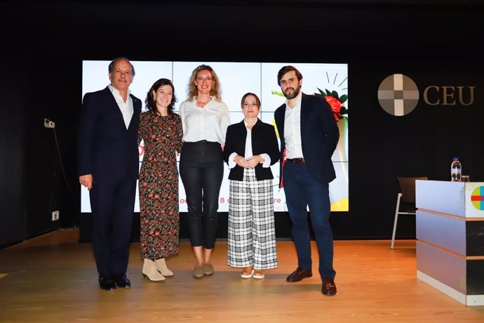 Manuel Parga (COE), Elena Bule (Adecco), Beatriz Beeckmans (The Ocean Race), Ana Isabel Mateos (CEU) y Pablo García Menchén (Adecco) participaron en la segunda sesión de las jornadas 'Comunicar en Sostenibilidad' organizadas por el CEU de Elche.