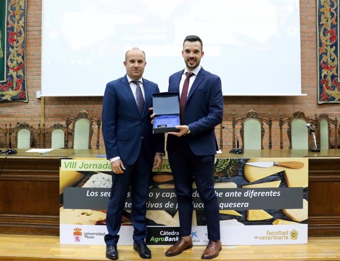 El director de AgroBank en la DT de Castilla y León, Jesús López Jiménez, y el ganador del VII Premio de la Cátedra AgroBank a la Mejor Tesis Doctoral,  Adrián Bozal Leorri.