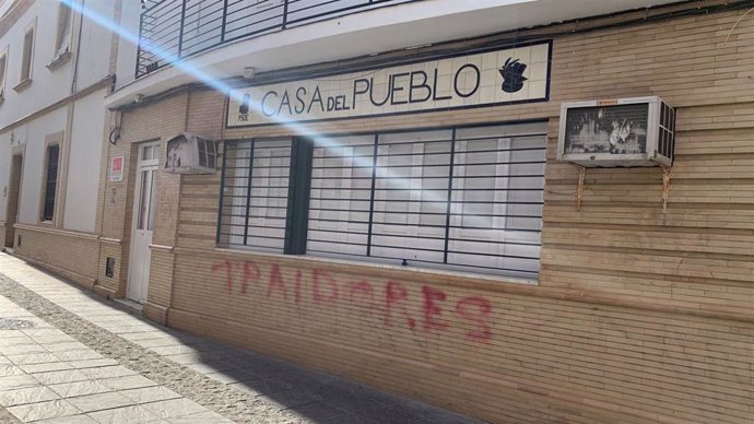 Pintada en la sede del PSOE de Coria