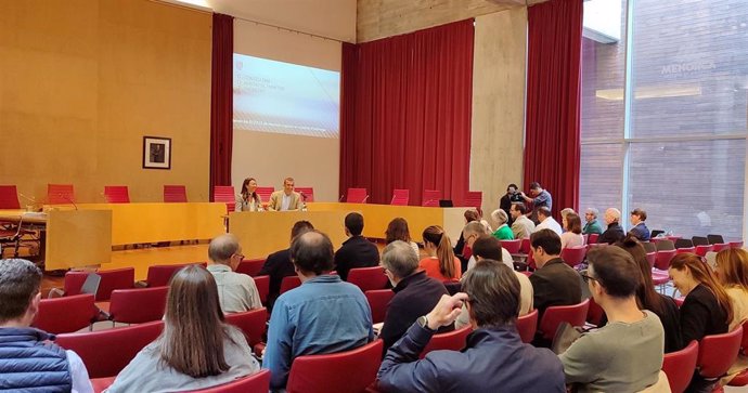 La consellera de Vivienda, Territorio y Movilidad, Marta Vidal, en una reunión con representantes del Consell de Menorca y ayuntamientos