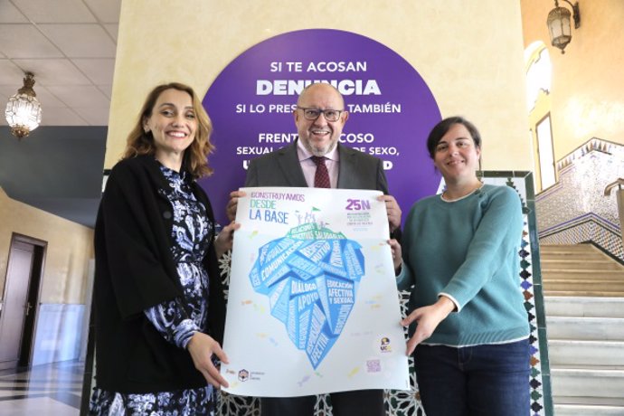 Sara Pinzi, Manuel Torralbo y Silvia Medina presentan la campaña de la Universidad de Córdoba para el 25-N.