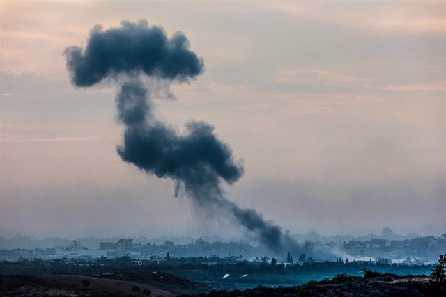 Una explosión en la Franja de Gaza vista desde Sederot, en Israel